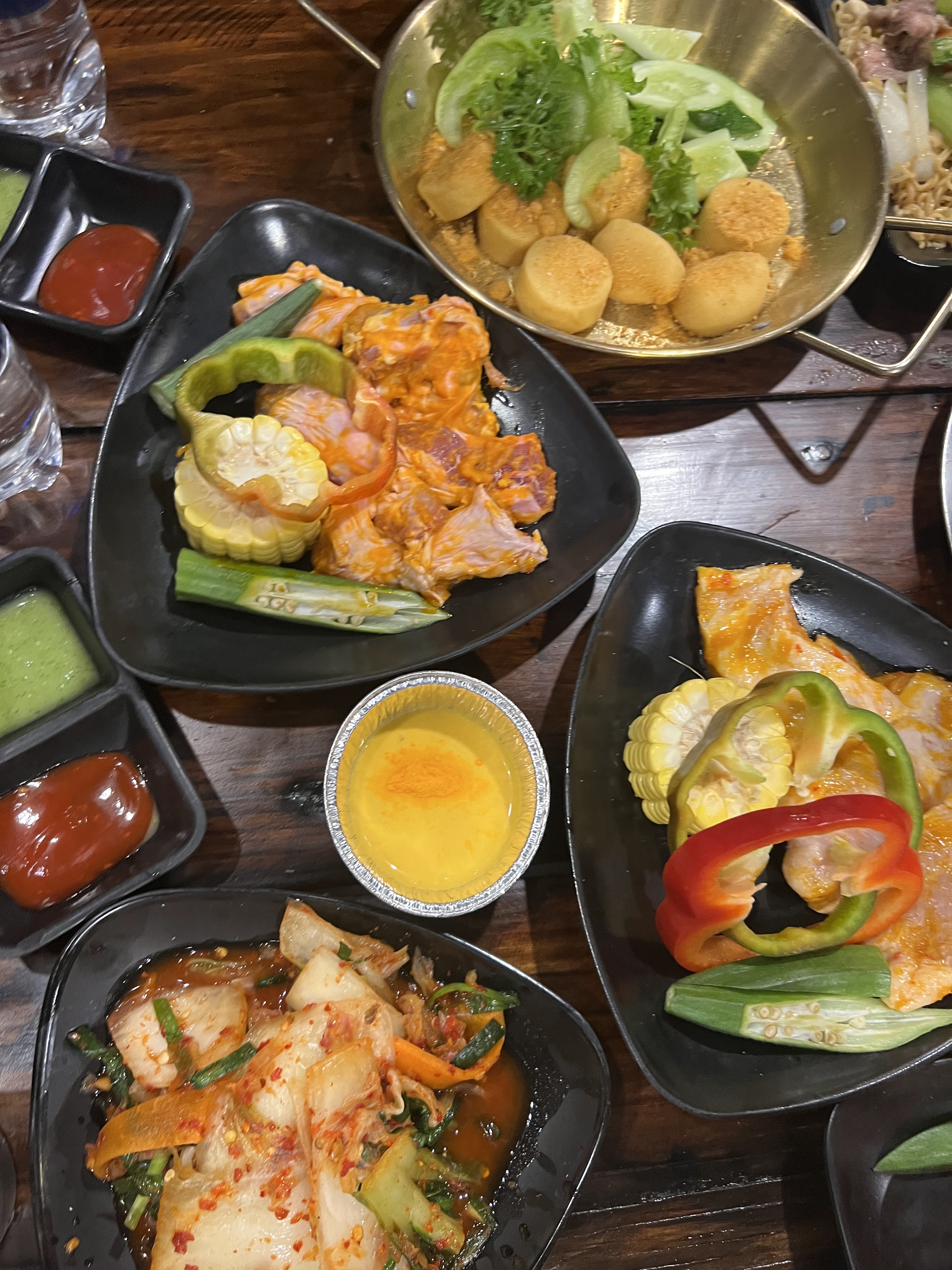 Bếp than hoa đỏ rực với dãy gà nguyên con đang quay